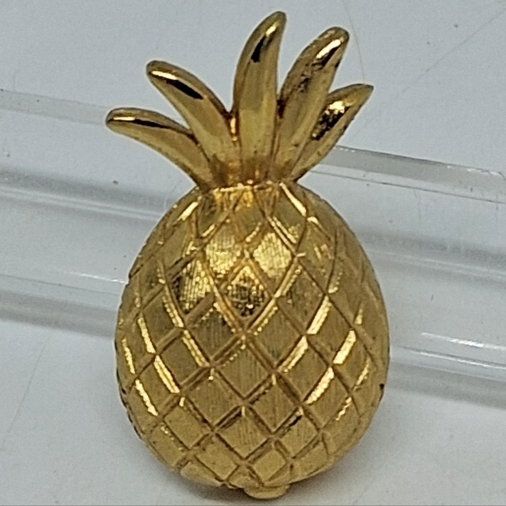 * Vintage Trifari Gold Tone Pineapple Pin Brooch